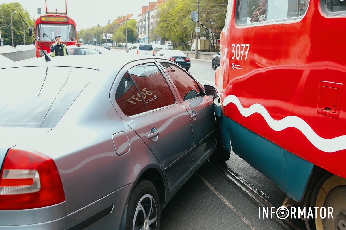 Усі обставини аварії встановлюють У Дніпрі на проспекті Богдана Хмельницького трамвай №12 протаранив три автівки: рух електротранспорту заблокований 12