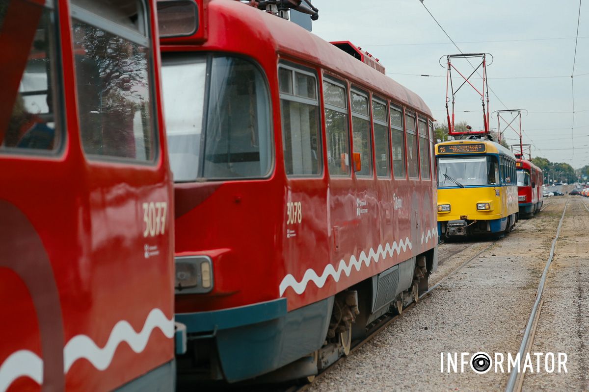 Трамваї №12 та №16 зупинилися У Дніпрі на проспекті Богдана Хмельницького трамвай №12 протаранив три автівки: рух електротранспорту заблокований 7