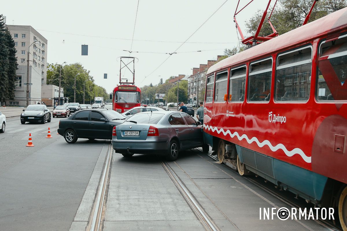 Рух трамваїв заблокований в обох напрямках У Дніпрі на проспекті Богдана Хмельницького трамвай №12 протаранив три автівки: рух електротранспорту заблокований 3