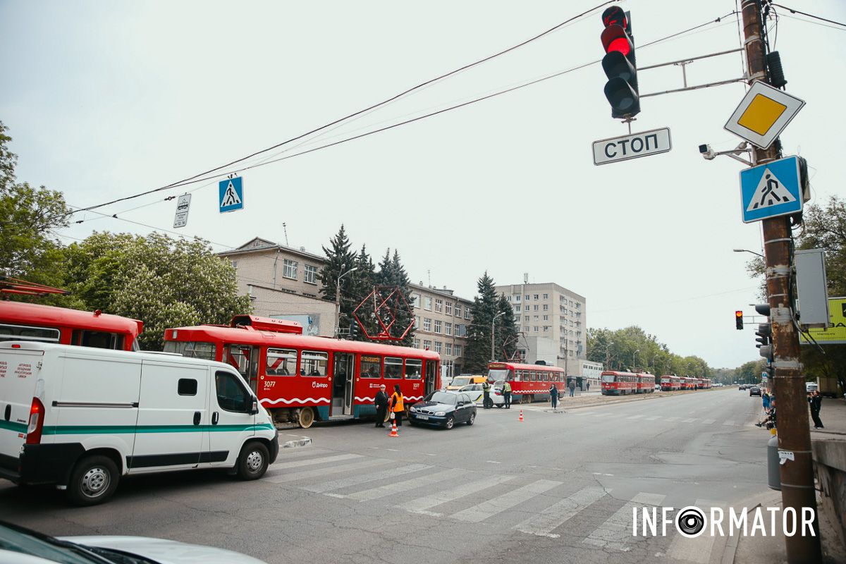 Рух проспектом ускладнений У Дніпрі на проспекті Богдана Хмельницького трамвай №12 протаранив три автівки: рух електротранспорту заблокований 10
