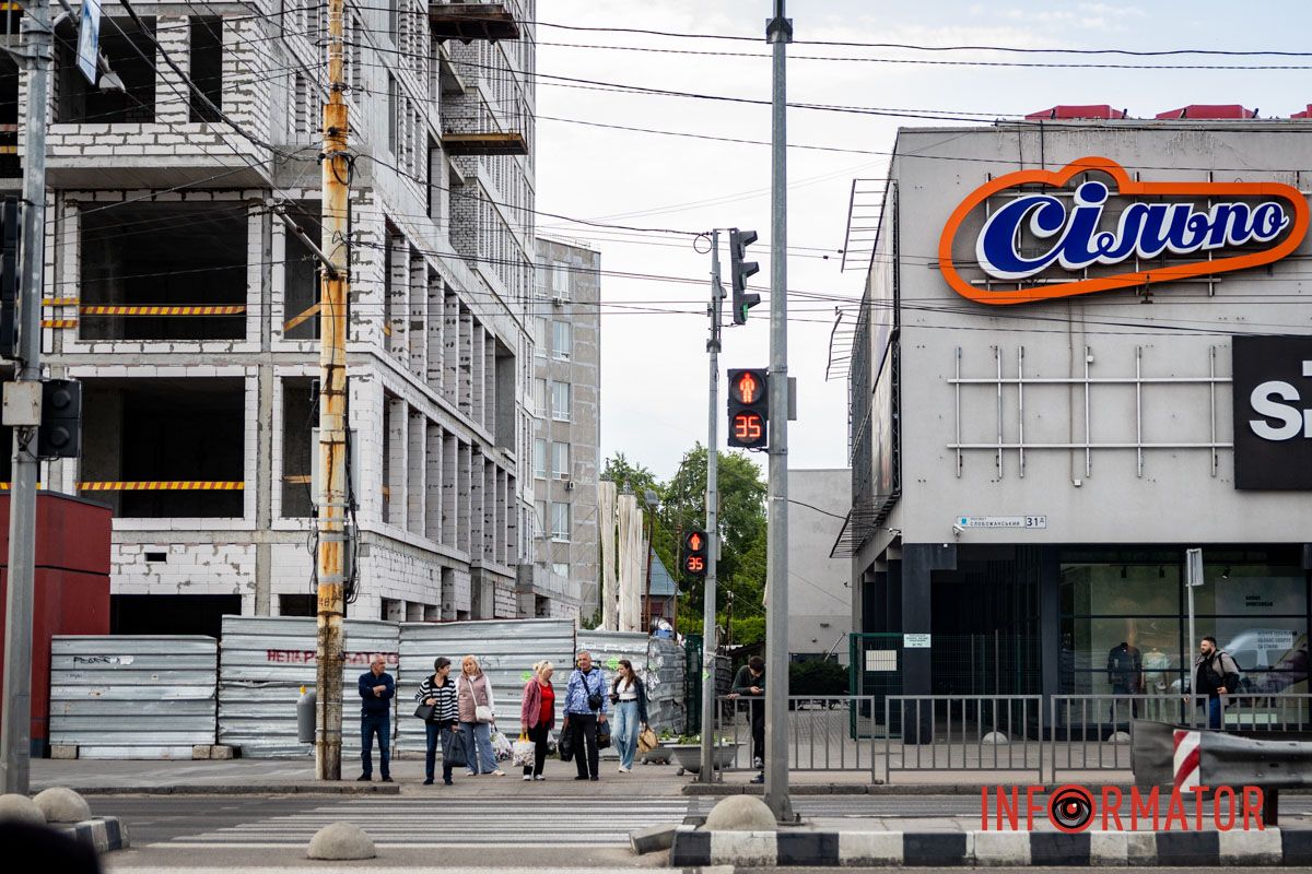 Так, на обох боках проспекту вже встановили огорожі Так, на обох боках проспекту вже встановили огорожі