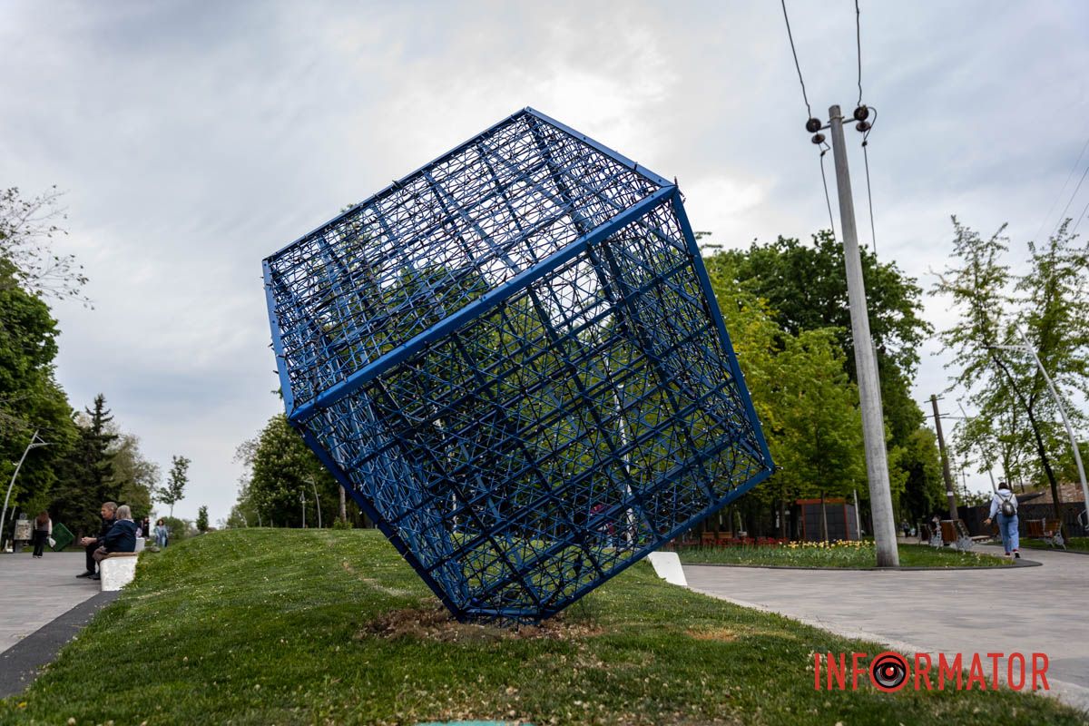 Декоративні куби, які встановили ще у 2020 році, засяяли новими кольорами Будуть світитися у темряві: у Дніпрі оновили куби в парку Писаржевського 2