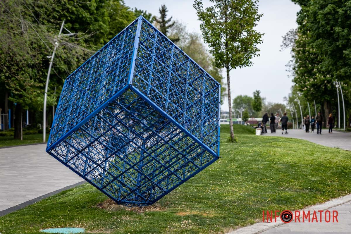 У Дніпрі оновили артоб'єкти в парку імені Писаржевського Будуть світитися у темряві: у Дніпрі оновили куби в парку Писаржевського 1
