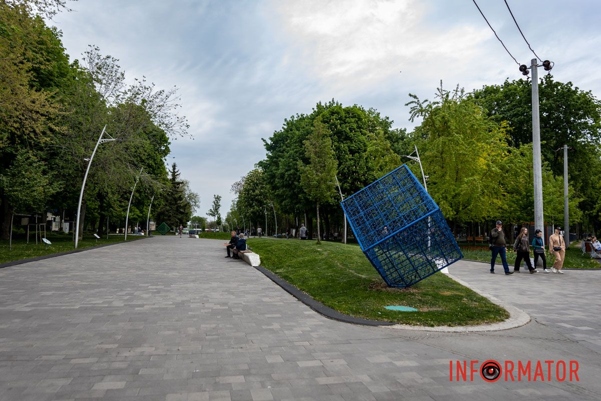 Але з часом декоративні елементи почали зривати Будуть світитися у темряві: у Дніпрі оновили куби в парку Писаржевського 5