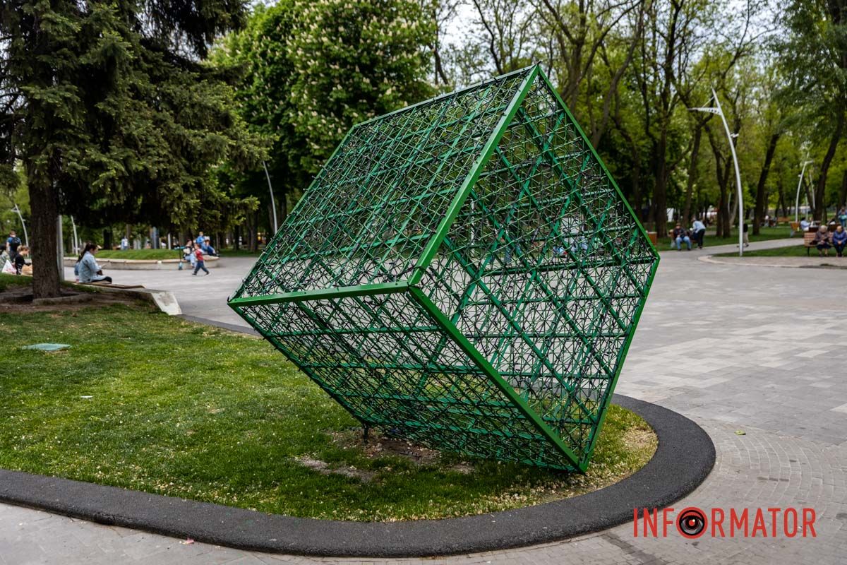 Конструкції псували вандали Будуть світитися у темряві: у Дніпрі оновили куби в парку Писаржевського 6