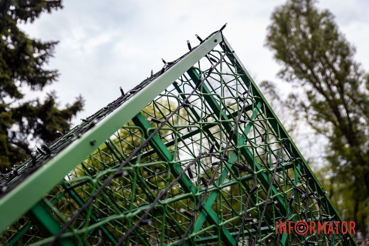 Тепер кожен з трьох кубів має міцний металевий каркас Будуть світитися у темряві: у Дніпрі оновили куби в парку Писаржевського 7