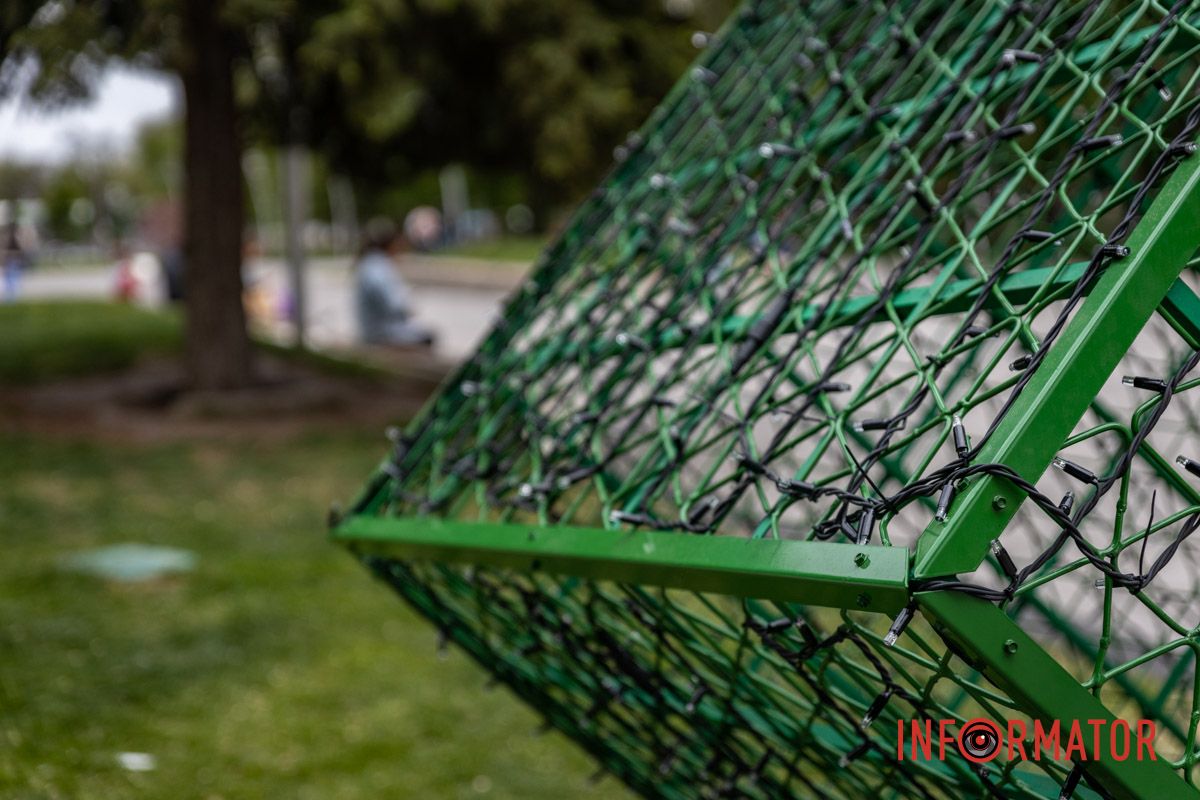 Їх обладнали кольоровим підсвічуванням — синім, червоним і жовтим Будуть світитися у темряві: у Дніпрі оновили куби в парку Писаржевського 8