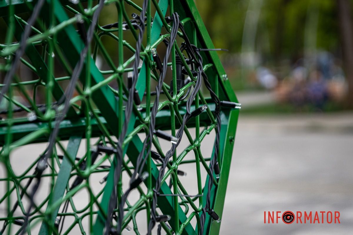 Підсвітка вмикається разом із вуличним освітленням і працює до початку комендантської години Будуть світитися у темряві: у Дніпрі оновили куби в парку Писаржевського 9