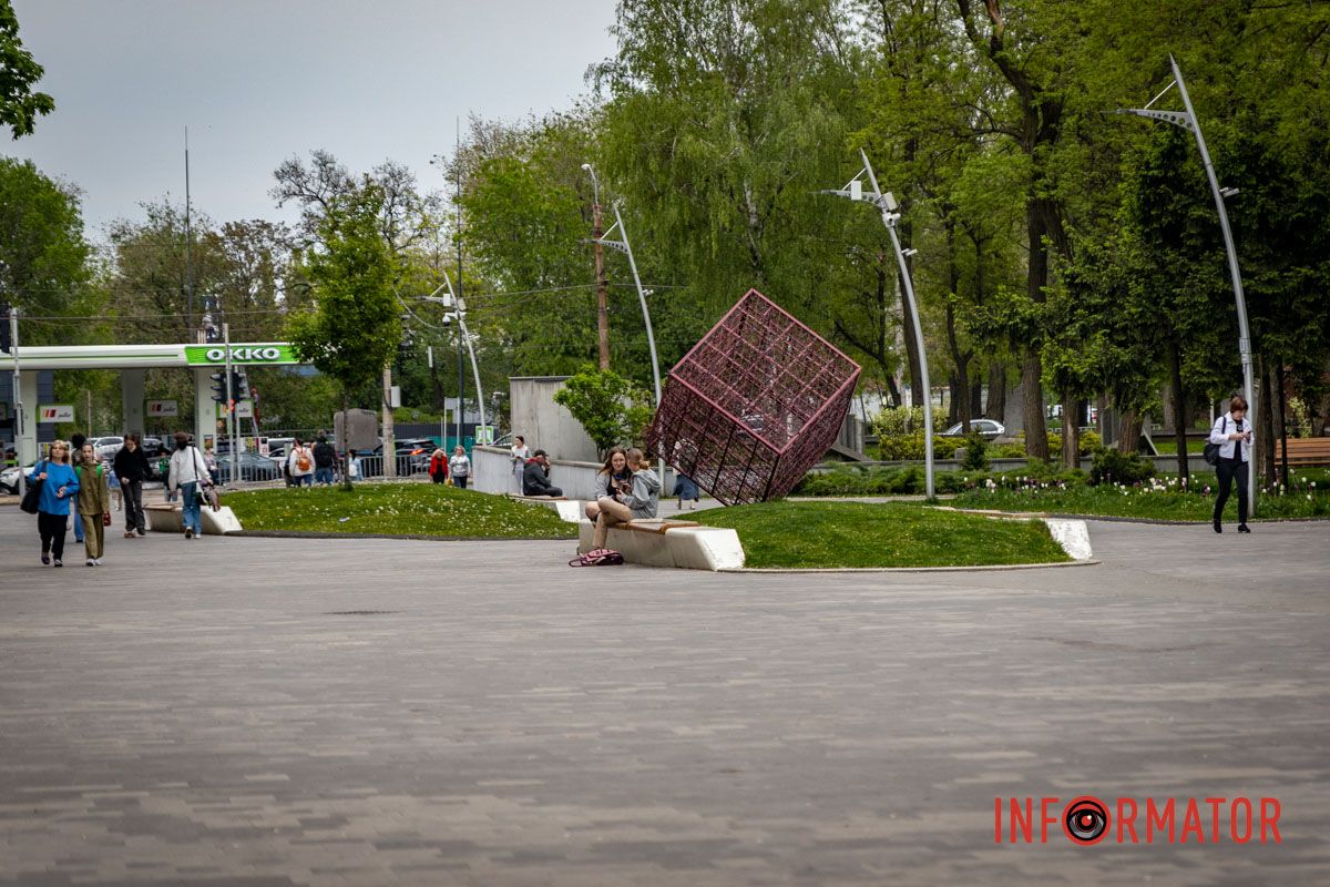 Фото - Дмитро Дворський  Будуть світитися у темряві: у Дніпрі оновили куби в парку Писаржевського 10