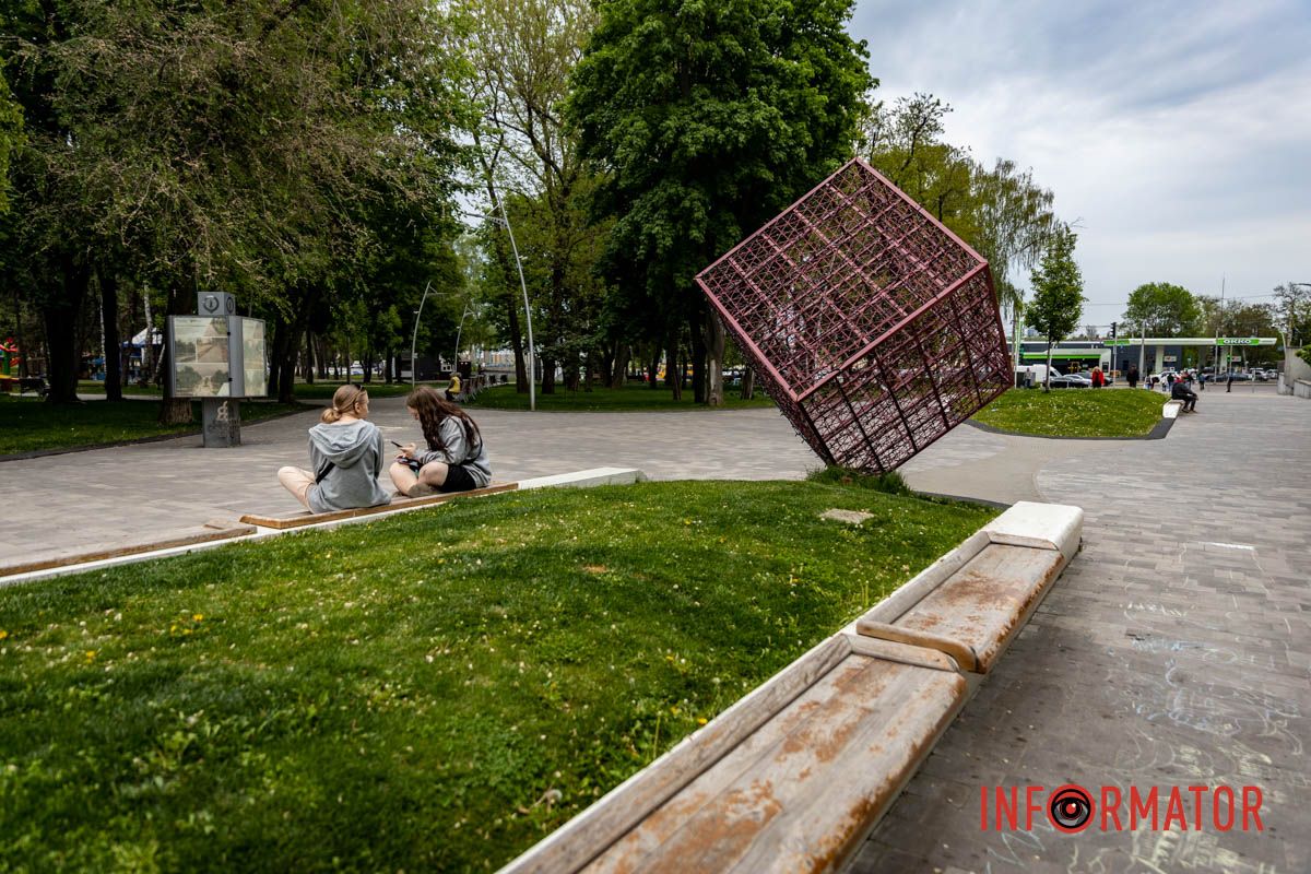Парк Писаржевського у Дніпрі Будуть світитися у темряві: у Дніпрі оновили куби в парку Писаржевського 11