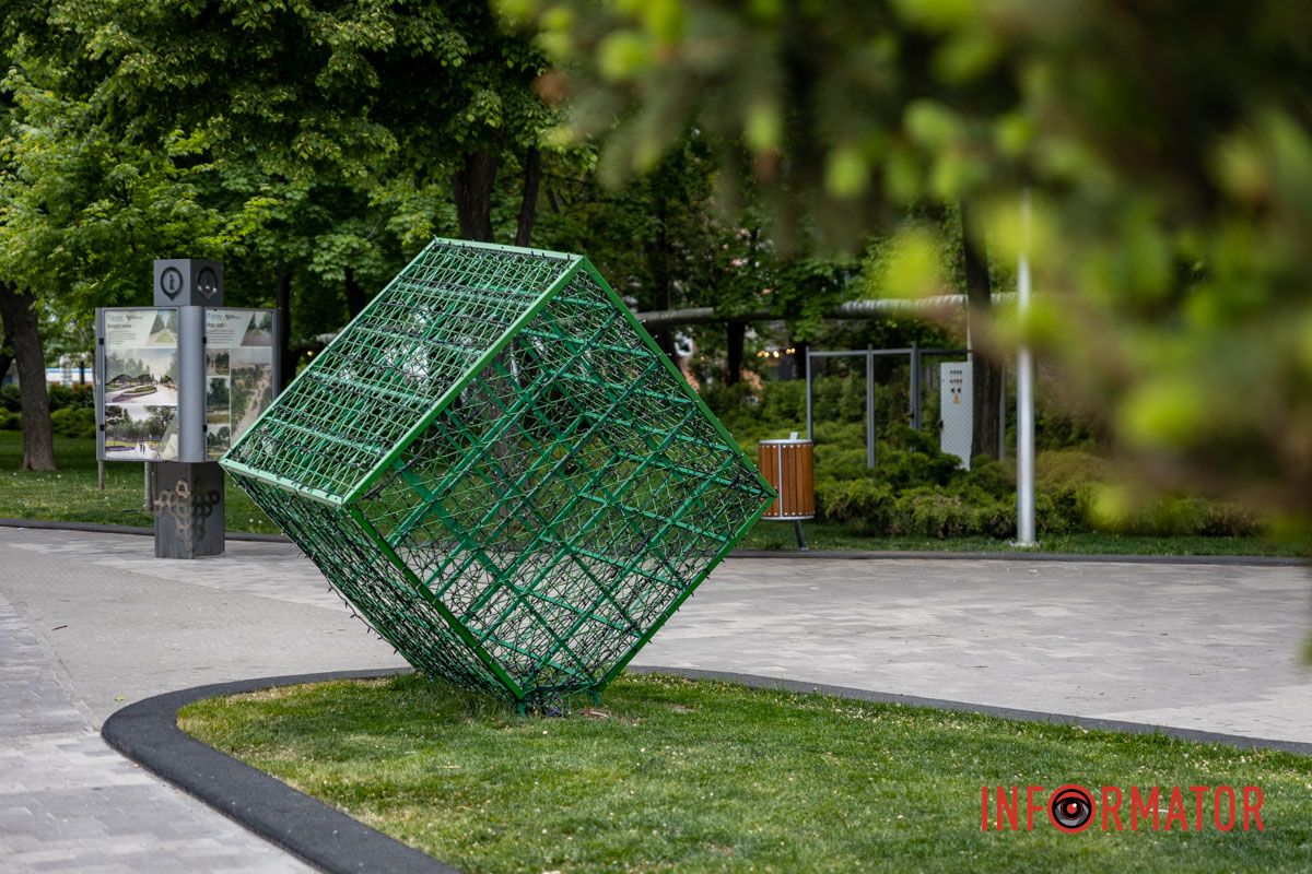 Оновлення артоб'єкту  Будуть світитися у темряві: у Дніпрі оновили куби в парку Писаржевського 14