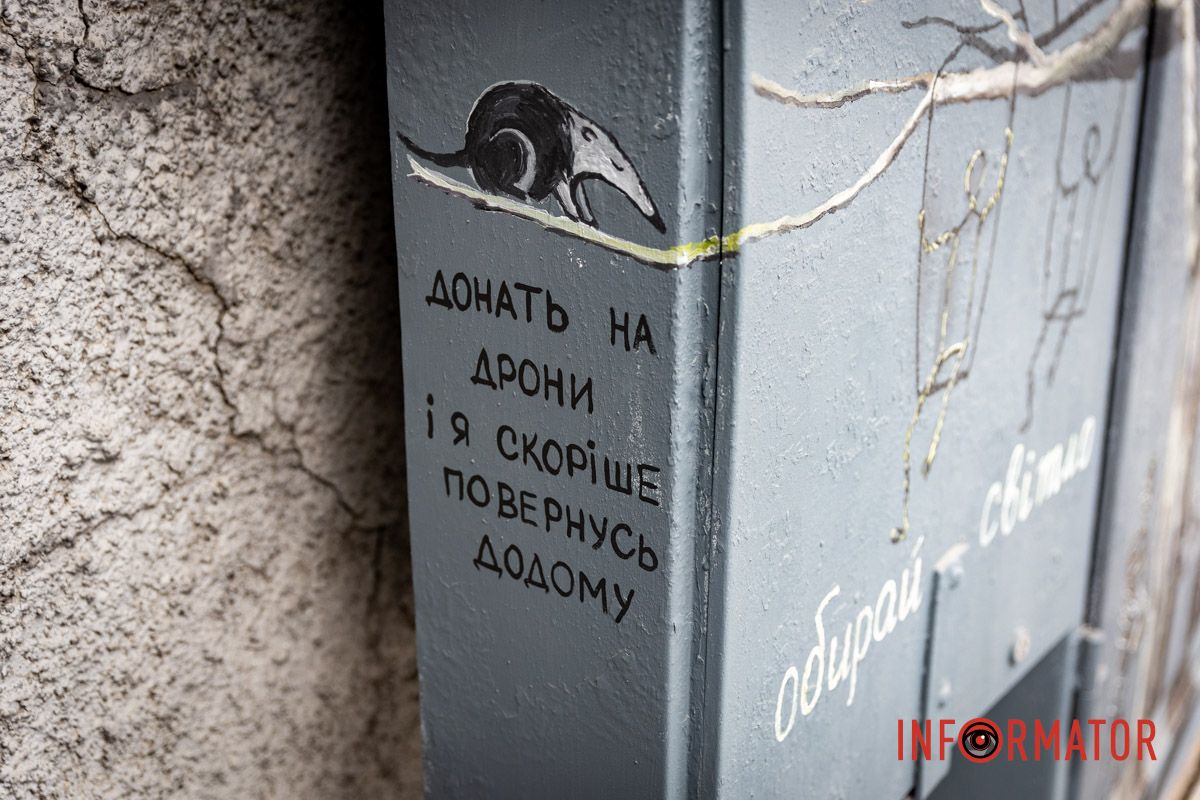 Один з малюнків вона присвятила своєму знайомому, який служить у Збройних силах України У Дніпрі на вулиці Володимира Великого зʼявився новий артобʼєкт: як він виглядає 6