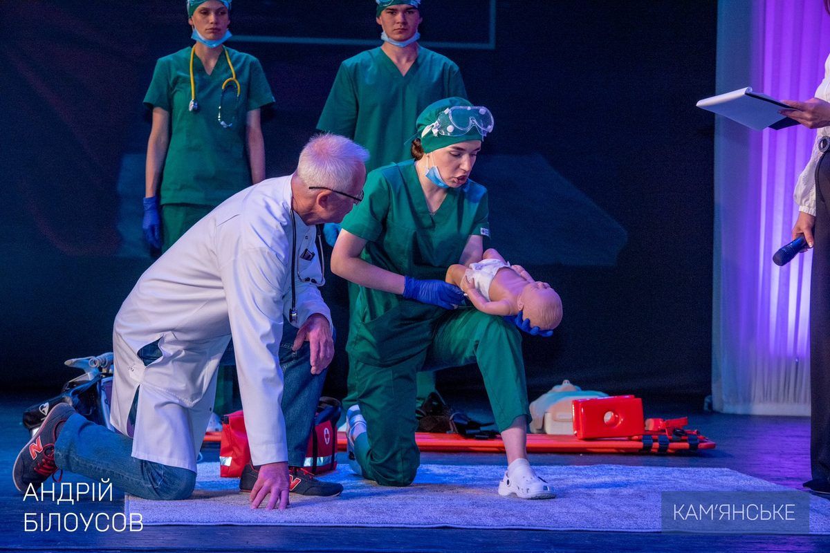 Посвящен Международному дню медицинских сестер, Международному дню акушерки и Дню матери В Каменском определяли лучших медсестер, фельдшеров и акушерок.