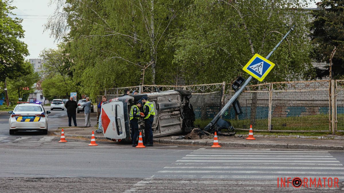 У Дніпрі на Космічній Renault збив світлофор та перекинувся на бік