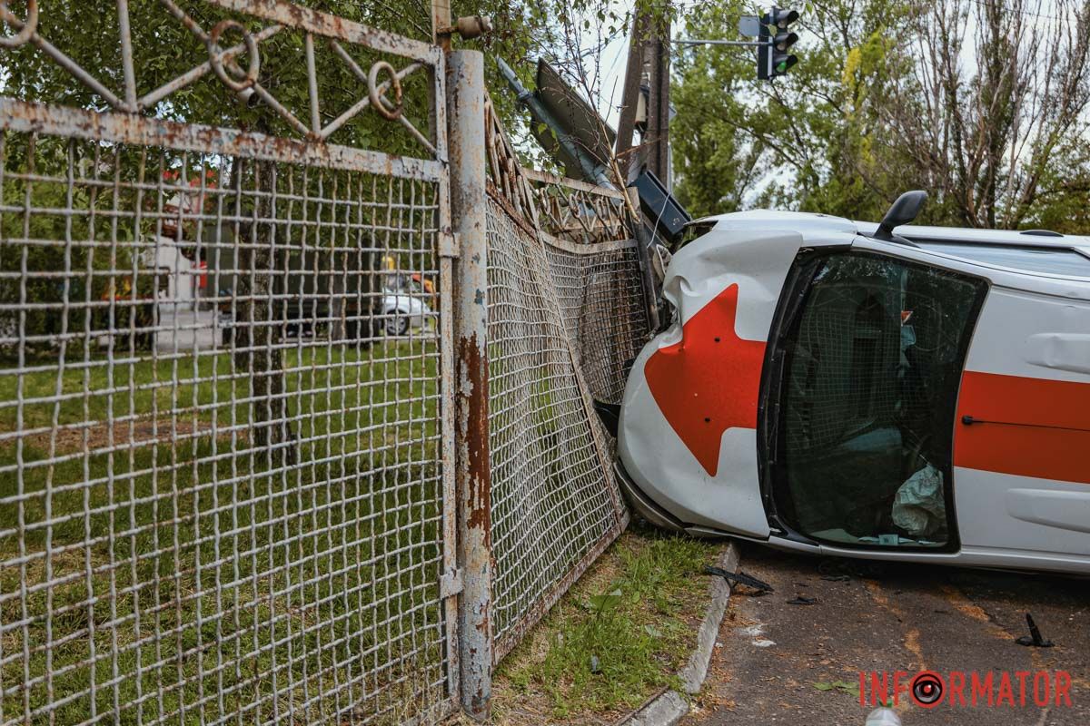 В среду, 7 мая, на улице Космической произошла авария В Днепре на Космической Renault "Новой почты" сбил светофор и опрокинулся на бок 1