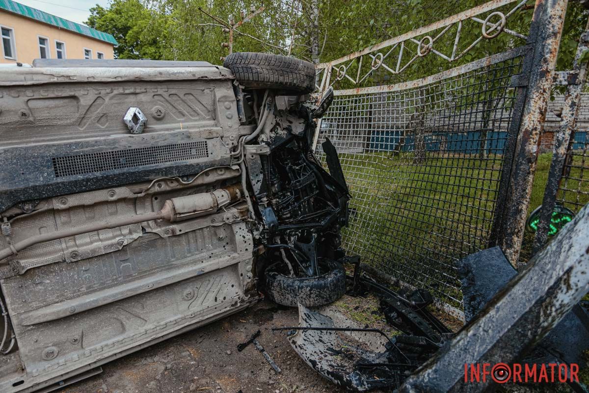 Однако впереди появился микроавтобус В Днепре на Космической Renault "Новой почты" сбил светофор и опрокинулся на сторону 6