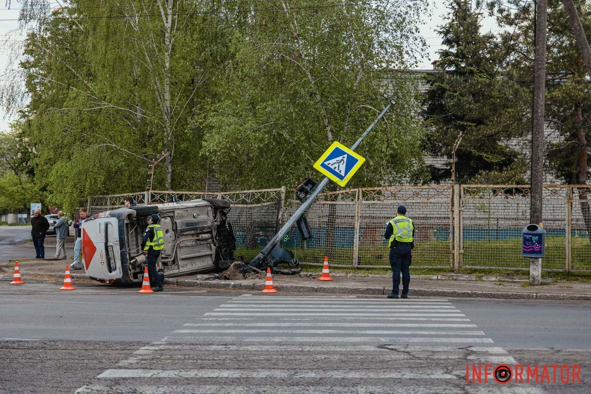 Последний также уехал на "желтый" В Днепре на Космической Renault "Новой почты" сбил светофор и опрокинулся на сторону 7