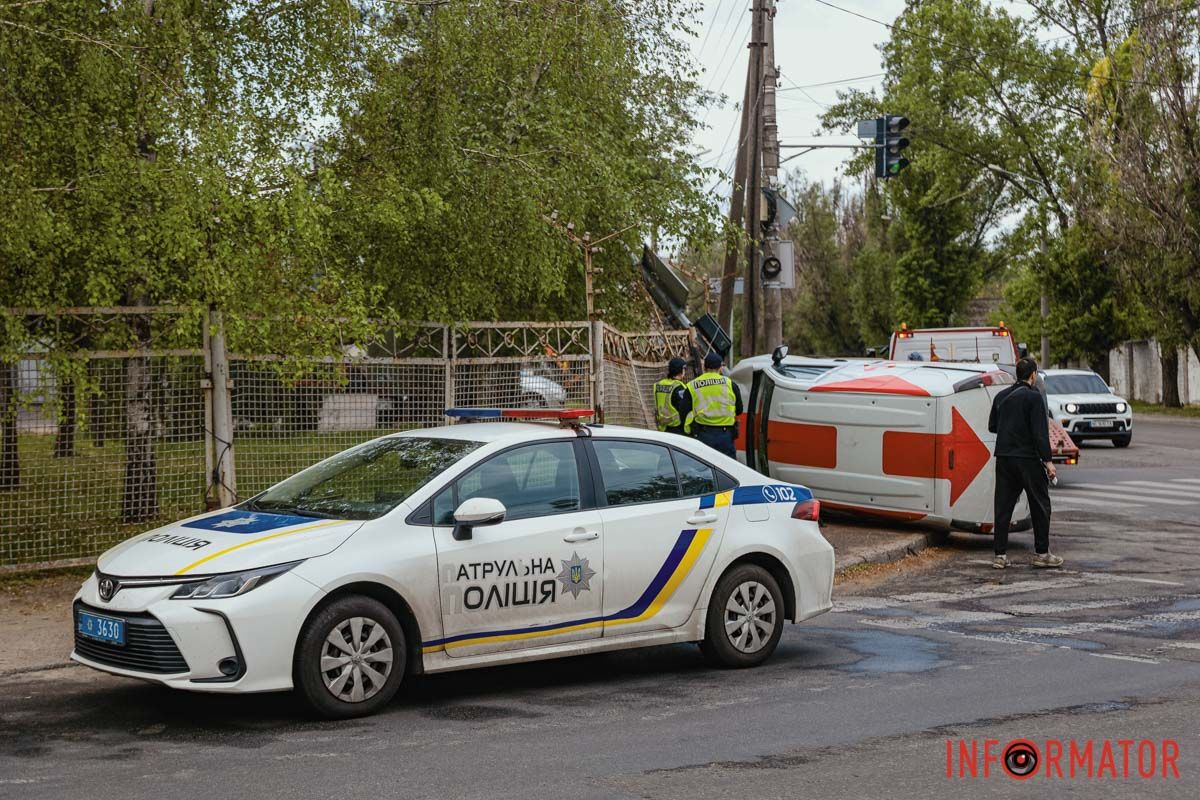 Информации о пострадавших нет В Днепре на Космической Renault "Новой почты" сбил светофор и опрокинулся на бок 15