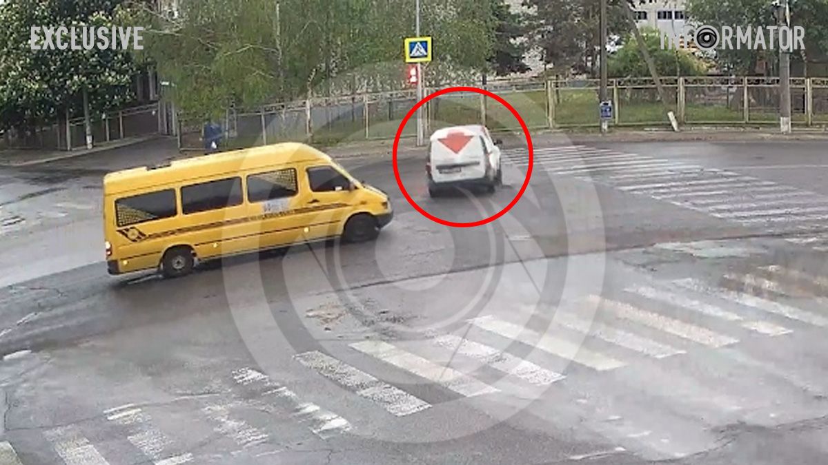 Видео момента: в Днепре на Космической Renault сбил светофор и перевернулся на бок