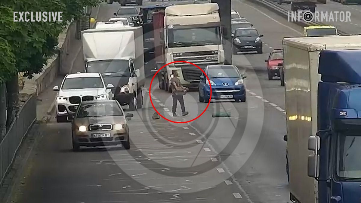 Видео момента: в Днепре на Слобожанском проспекте мужчина блокировал движение машин, образовалась пробка