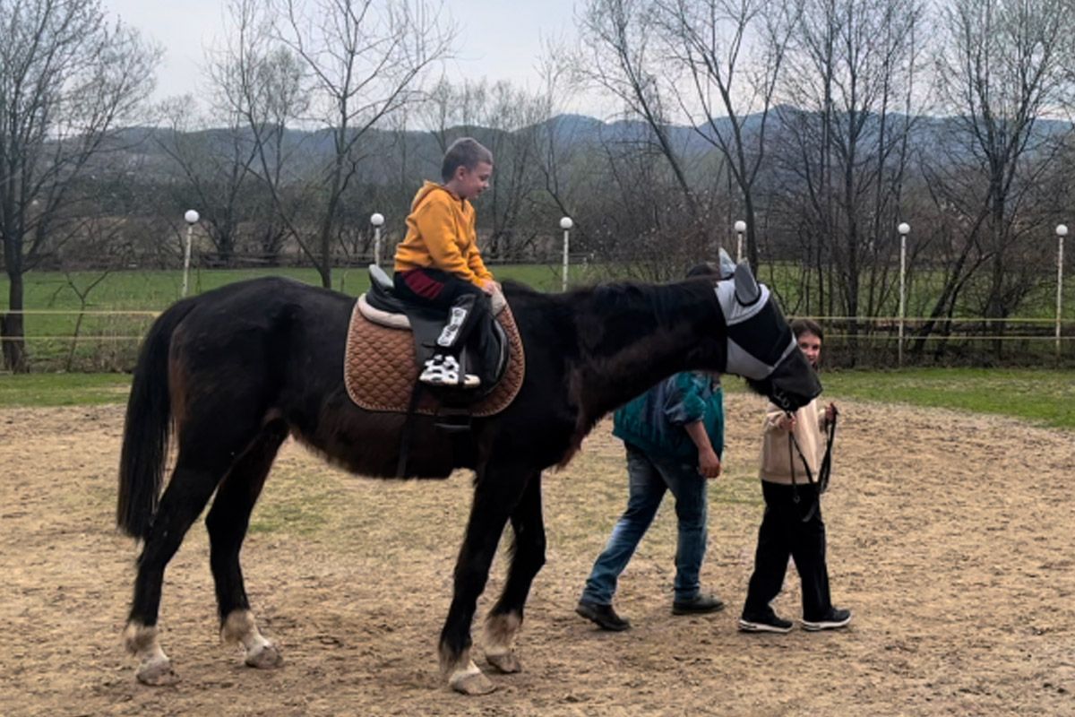 Відновлення в Карпатах: «Інтерпайп» Пінчука організував табір у для родин загиблих працівників 2