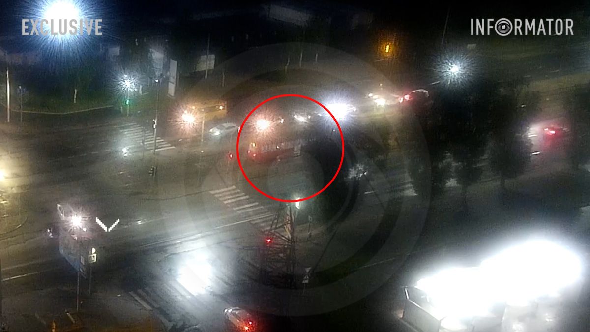 Видео момента: в Днепре на Донецком шоссе мужчина переходил дорогу на "красный" и погиб под колесами трамвая