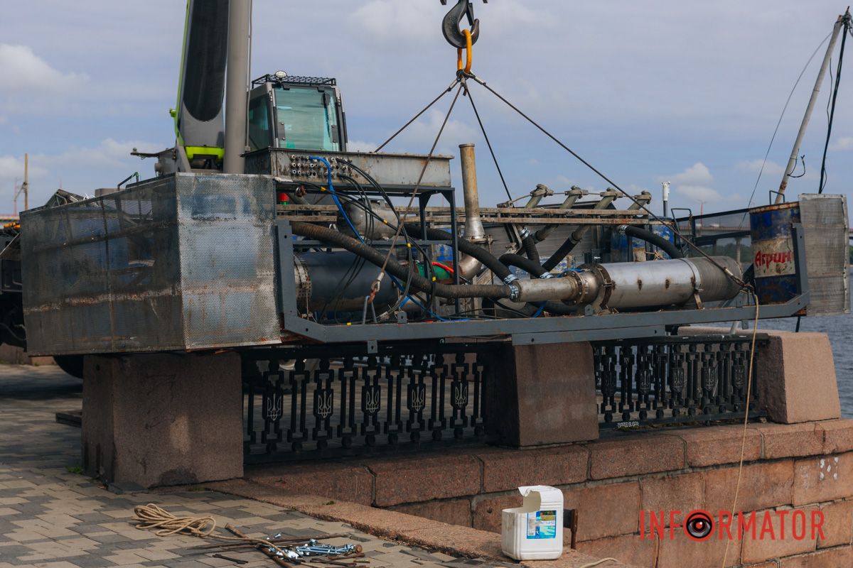 8 мая на Сичеславской Набережной проходил монтаж фонтана "Лебедь"