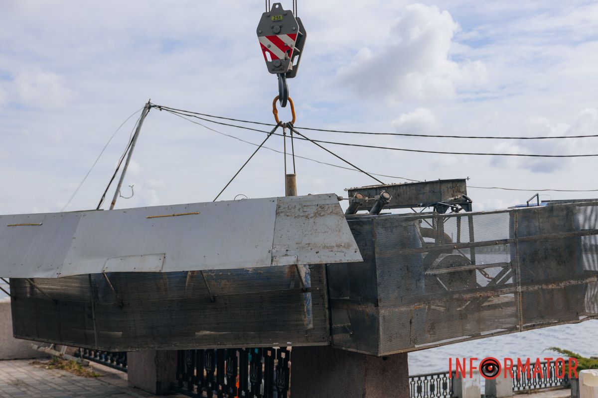 Фонтан "Лебедь" находится напротив гостиницы "Днепр"