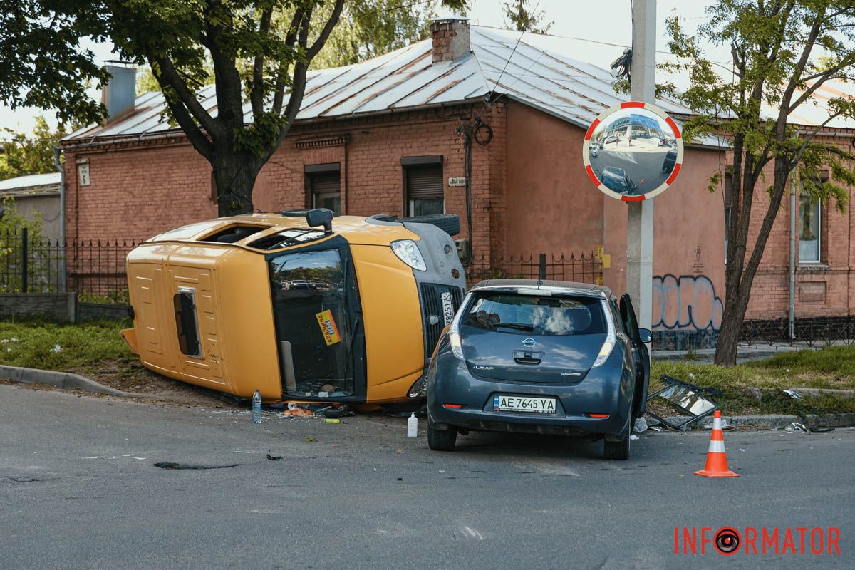 У Дніпрі на Січових Стрільців «ГАЗель» газової служби зіткнулась з Nissan та перекинулась: є постраждалі 1