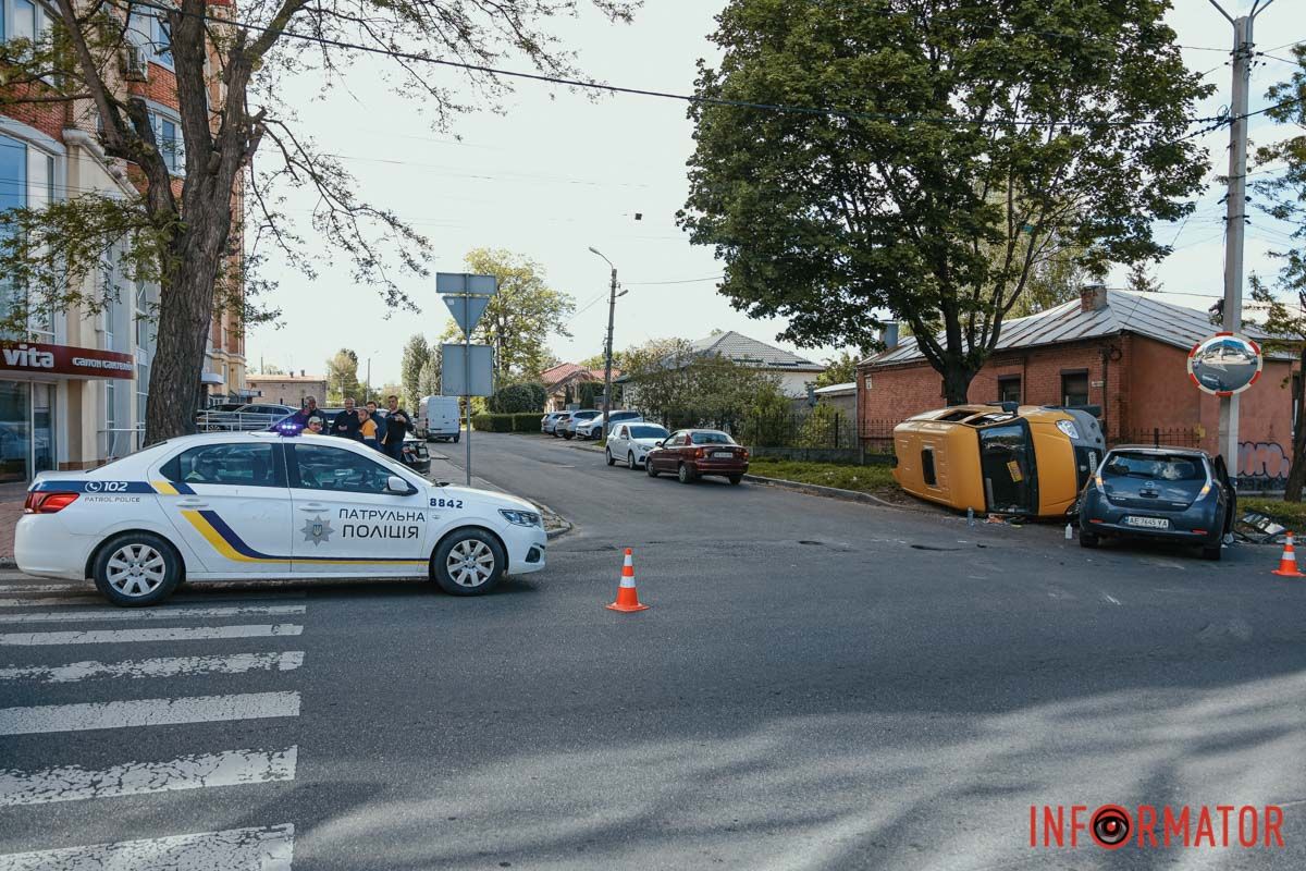 У Дніпрі на Січових Стрільців «ГАЗель» газової служби зіткнулась з Nissan та перекинулась: є постраждалі 6