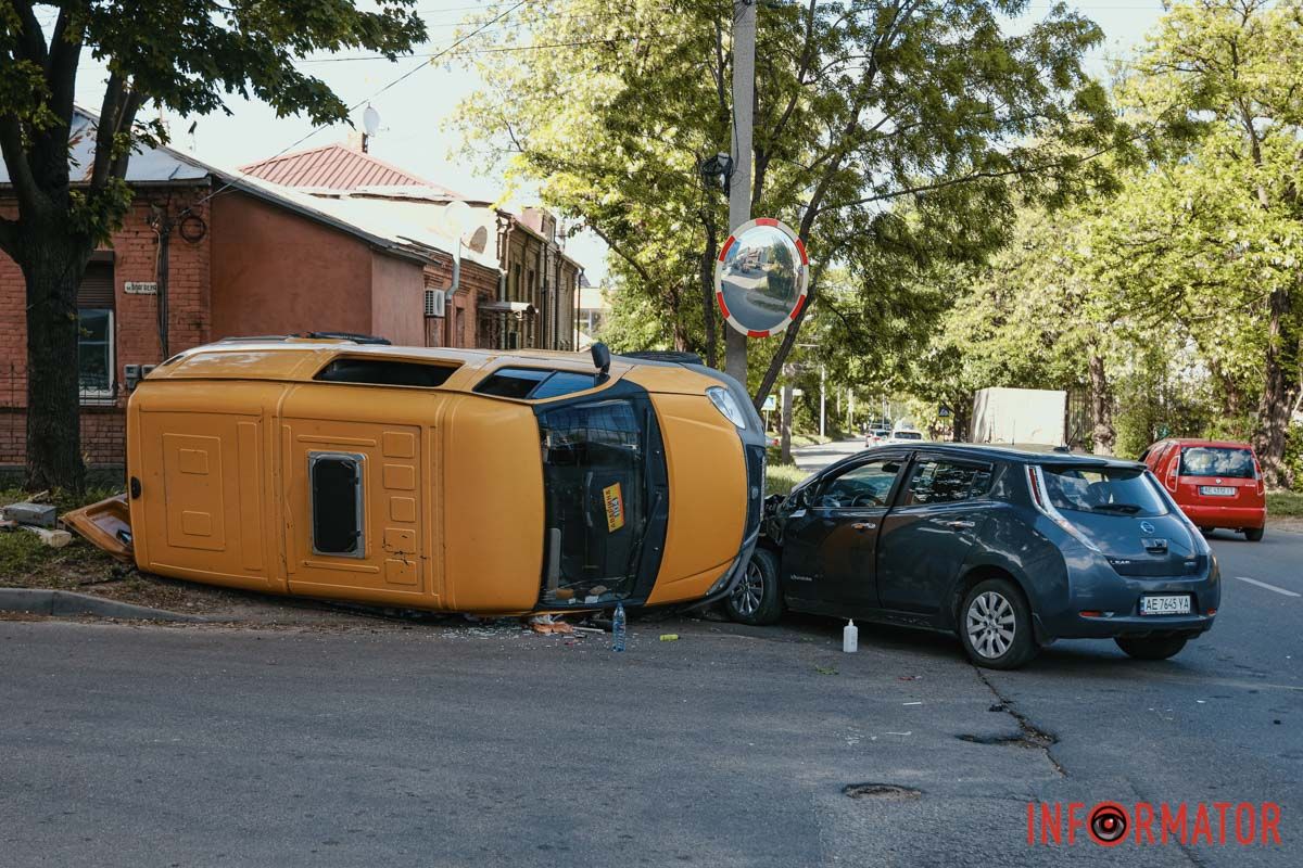 У Дніпрі на Січових Стрільців «ГАЗель» газової служби зіткнулась з Nissan та перекинулась: є постраждалі 5