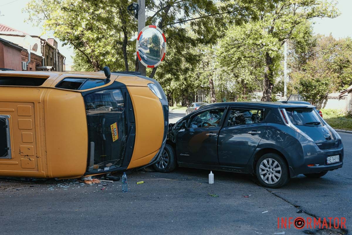 У Дніпрі на Січових Стрільців «ГАЗель» газової служби зіткнулась з Nissan та перекинулась: є постраждалі 10