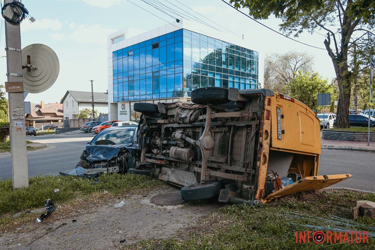 У Дніпрі на Січових Стрільців «ГАЗель» газової служби зіткнулась з Nissan та перекинулась: є постраждалі 2