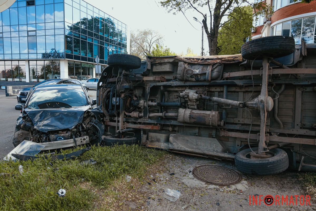 У Дніпрі на Січових Стрільців «ГАЗель» газової служби зіткнулась з Nissan та перекинулась: є постраждалі 4