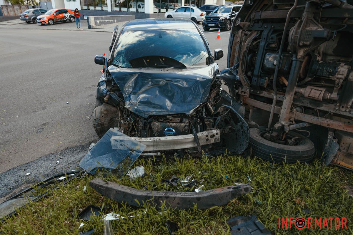 У Дніпрі на Січових Стрільців «ГАЗель» газової служби зіткнулась з Nissan та перекинулась: є постраждалі 7