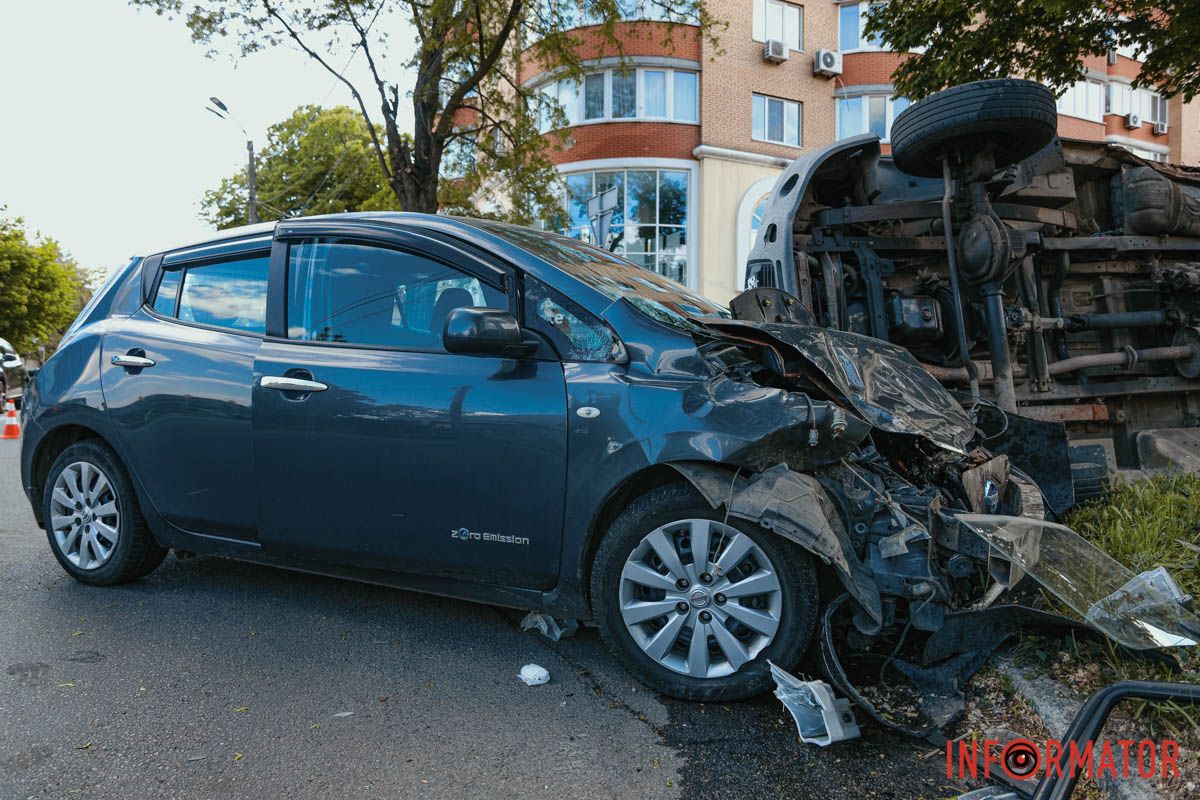 У Дніпрі на Січових Стрільців «ГАЗель» газової служби зіткнулась з Nissan та перекинулась: є постраждалі 3