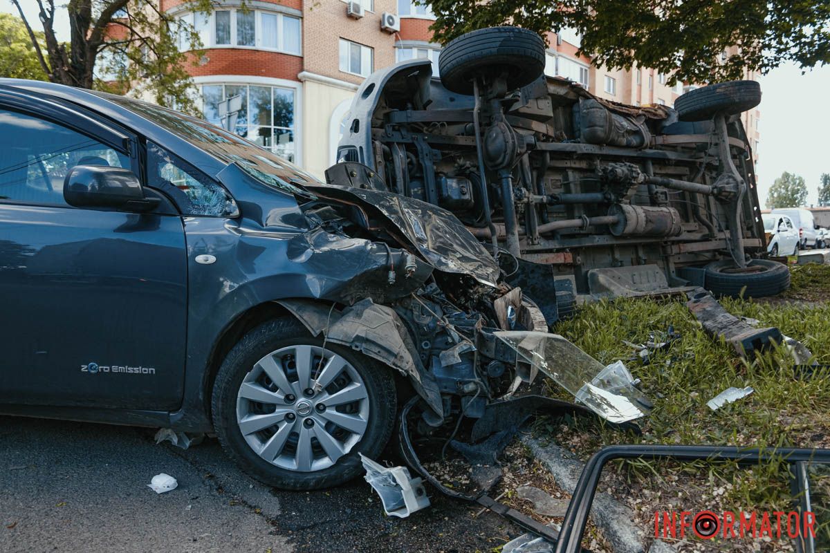 У Дніпрі на Січових Стрільців «ГАЗель» газової служби зіткнулась з Nissan та перекинулась: є постраждалі 12