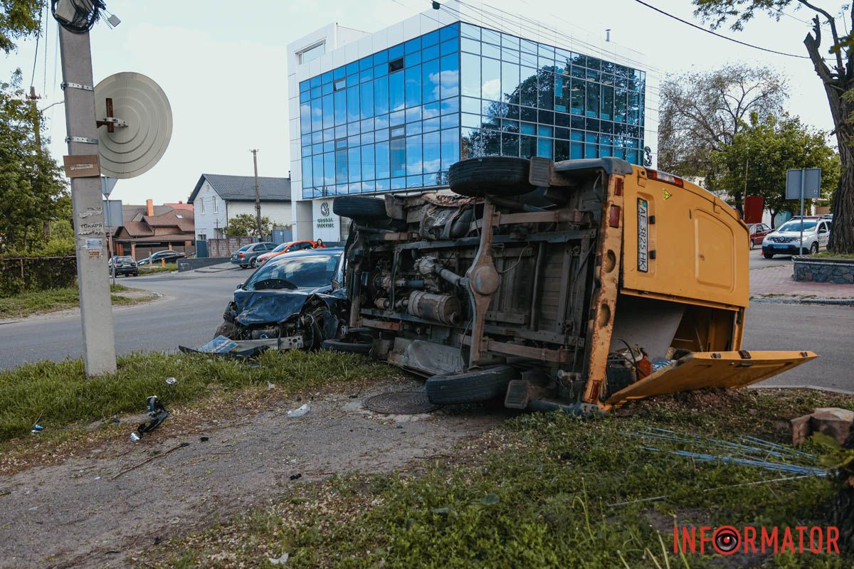 У Дніпрі на Січових Стрільців «ГАЗель» газової служби зіткнулась з Nissan та перекинулась: є постраждалі 8