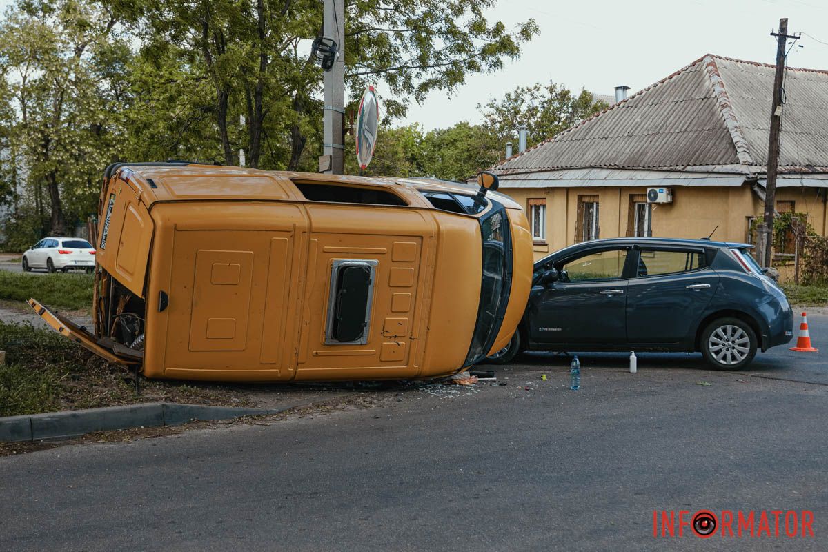 У Дніпрі на Січових Стрільців «ГАЗель» газової служби зіткнулась з Nissan та перекинулась: є постраждалі 13