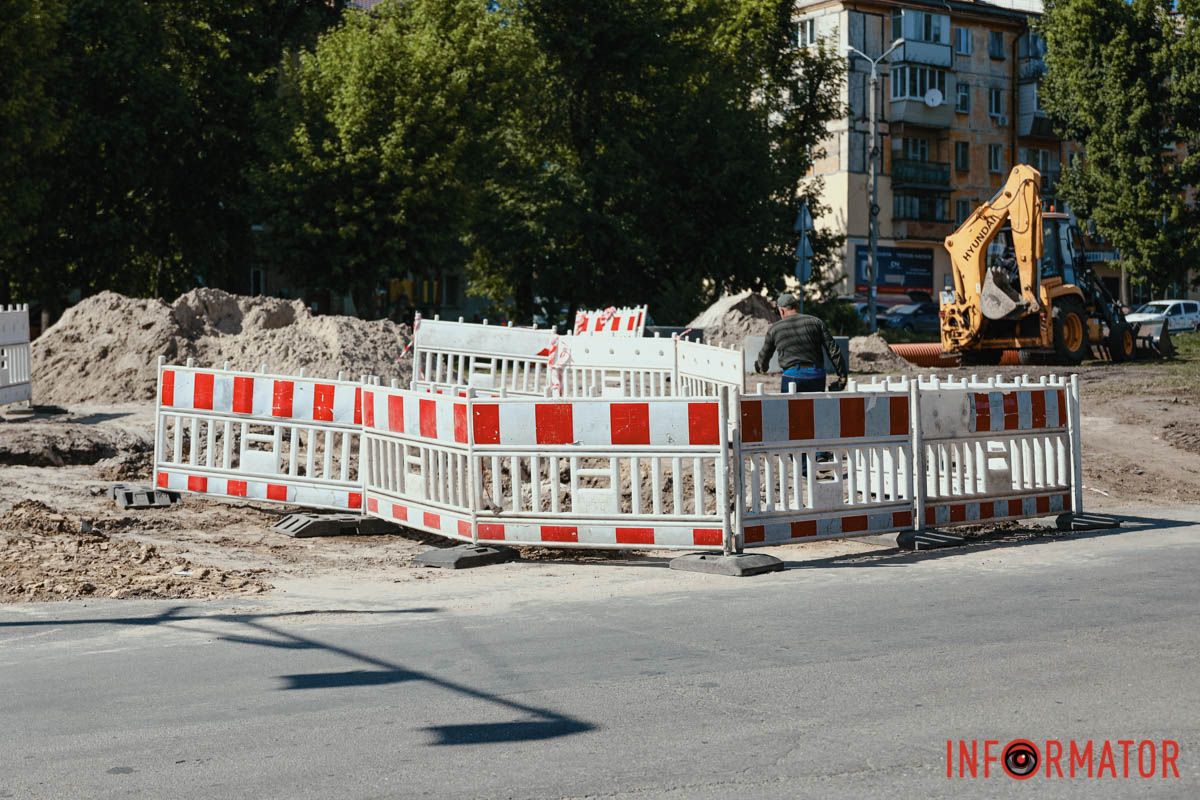 Там ремонтируют аварийную сеть ливневой канализации и асфальт.