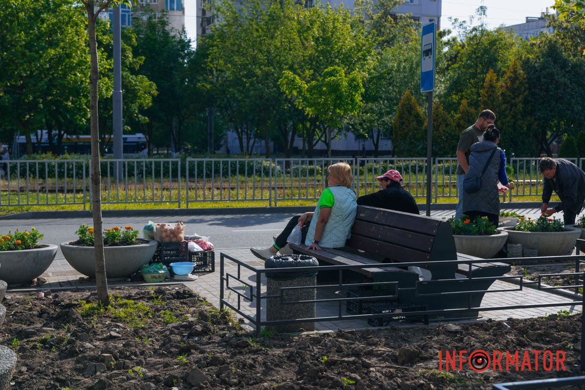 В частности, там высадили туи, цветы, установили современное освещение, скамейки и свалки.