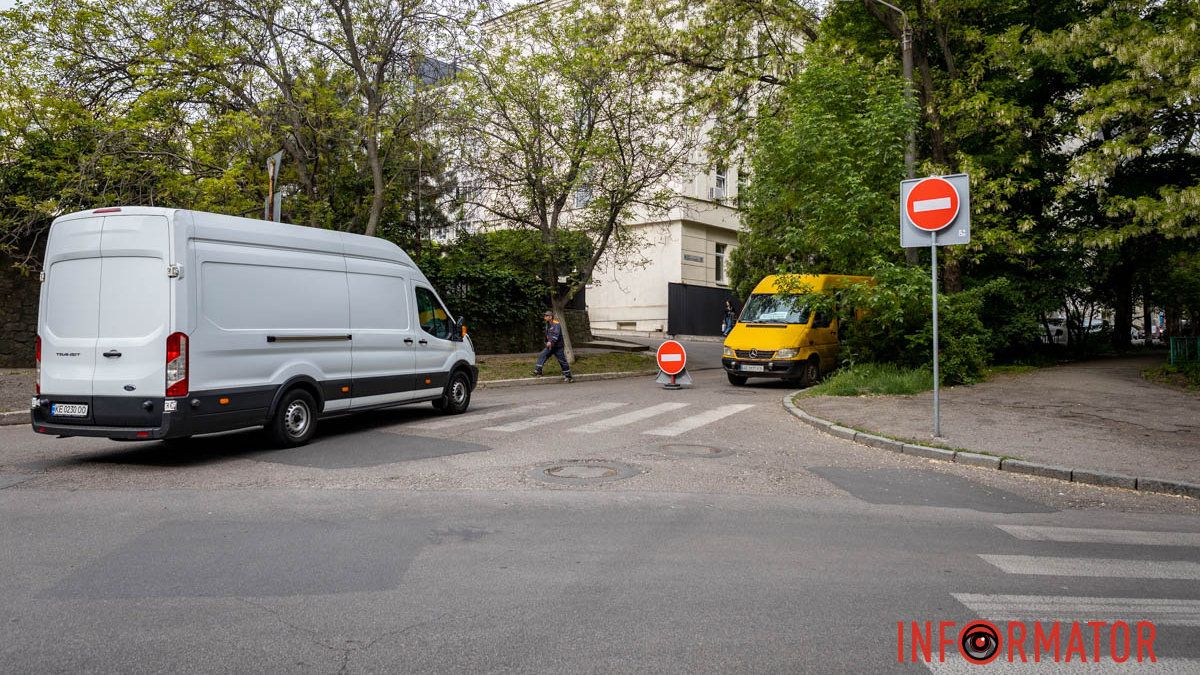 В Днепре движение по Ивана Акинфиева сделали односторонним и устанавливают новые дорожные знаки