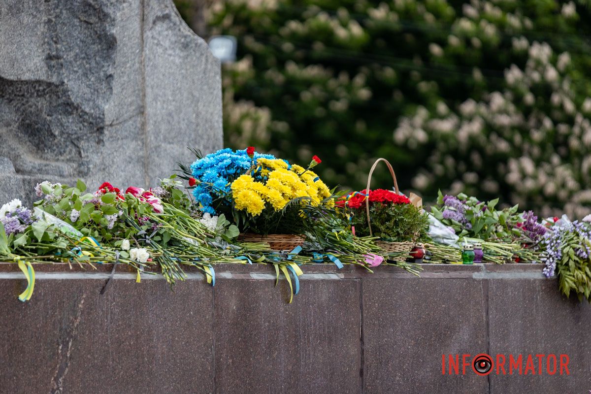 Однако в Днепре в этот день люди несли цветы к памятнику Вечной Славы.
