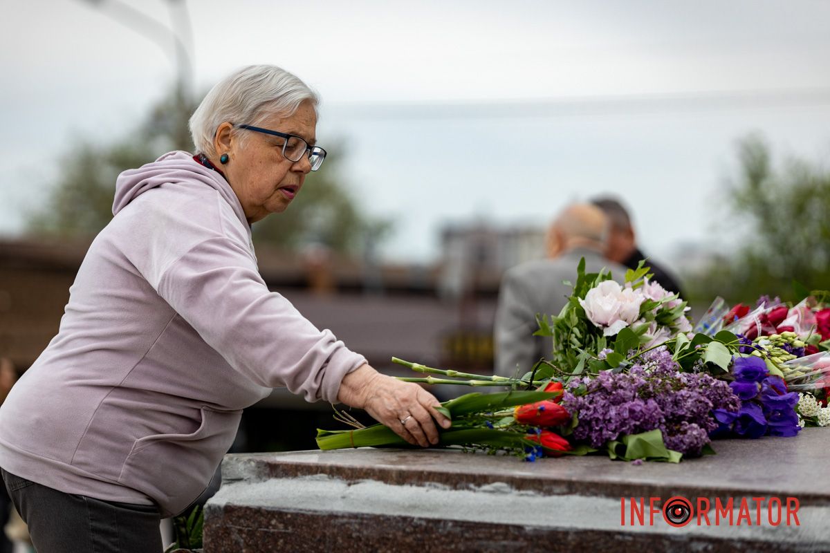 Несли тюльпаны, сирень, красные гвоздики.