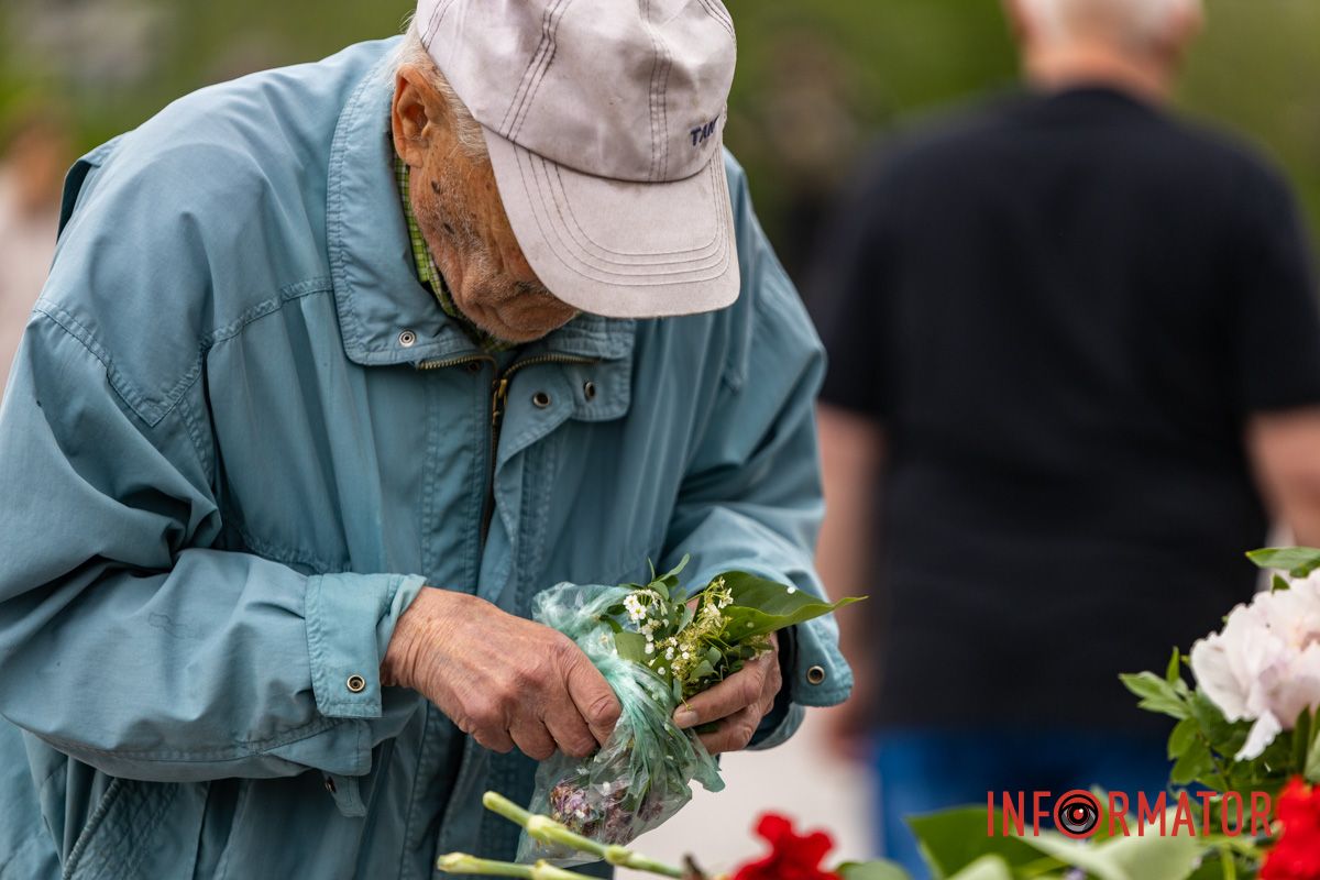 Люди приносят цветы