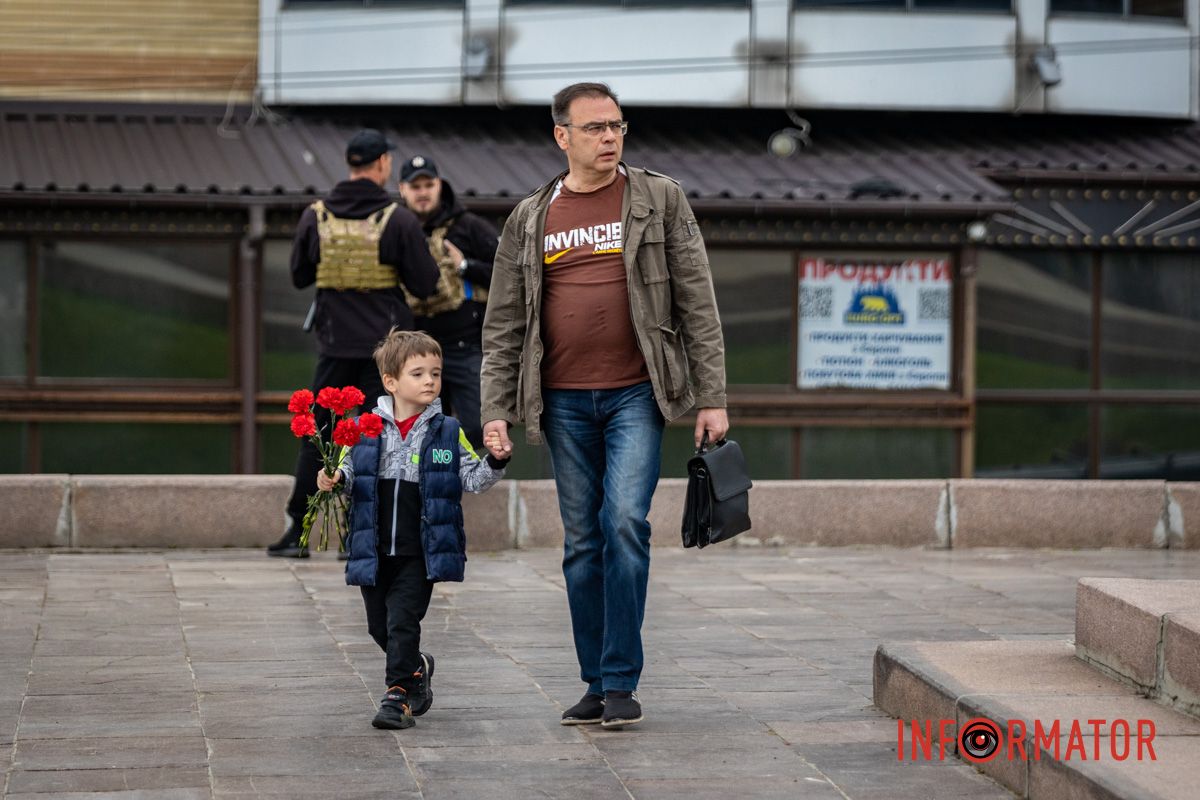 Руки, держа гвоздики