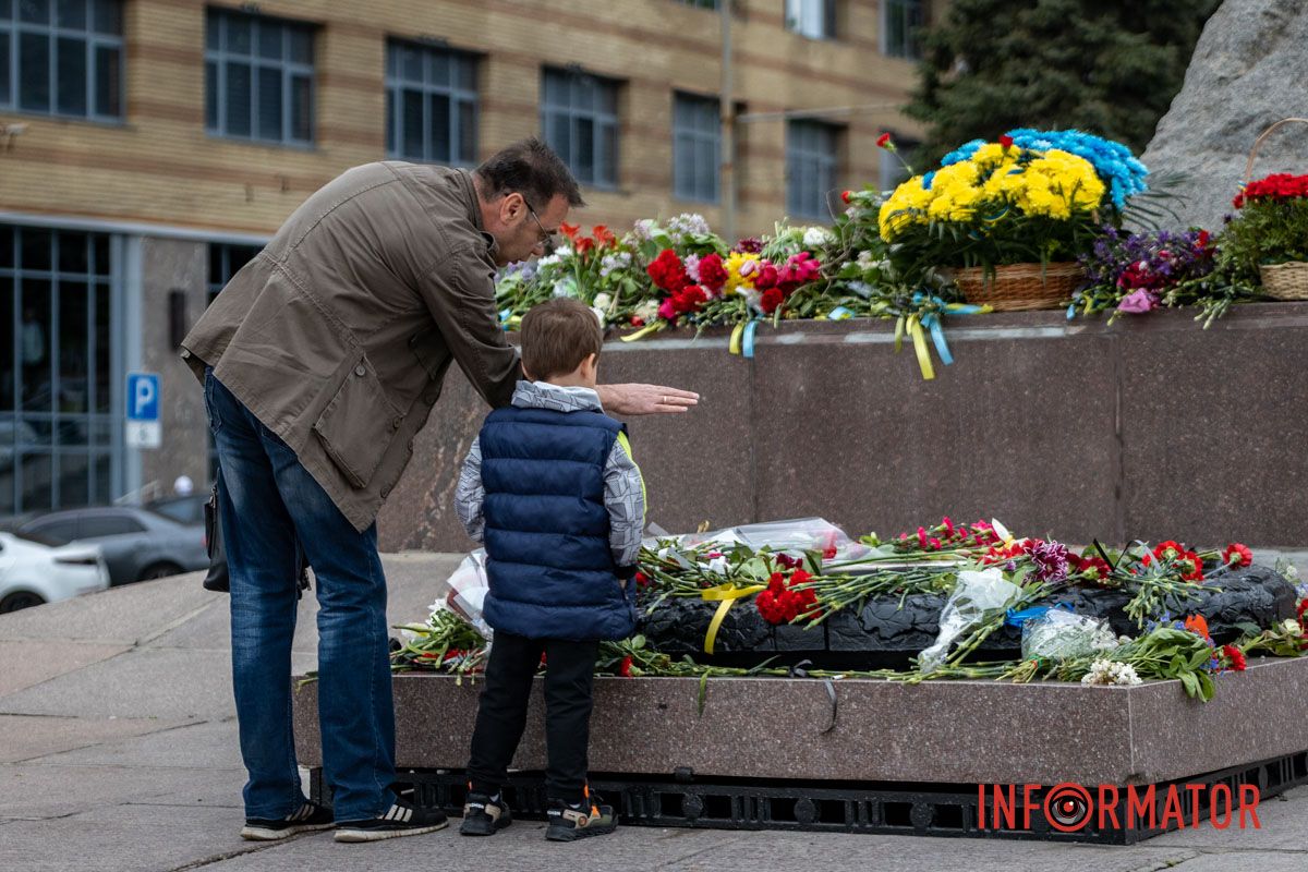 Подножие памятника в цветах