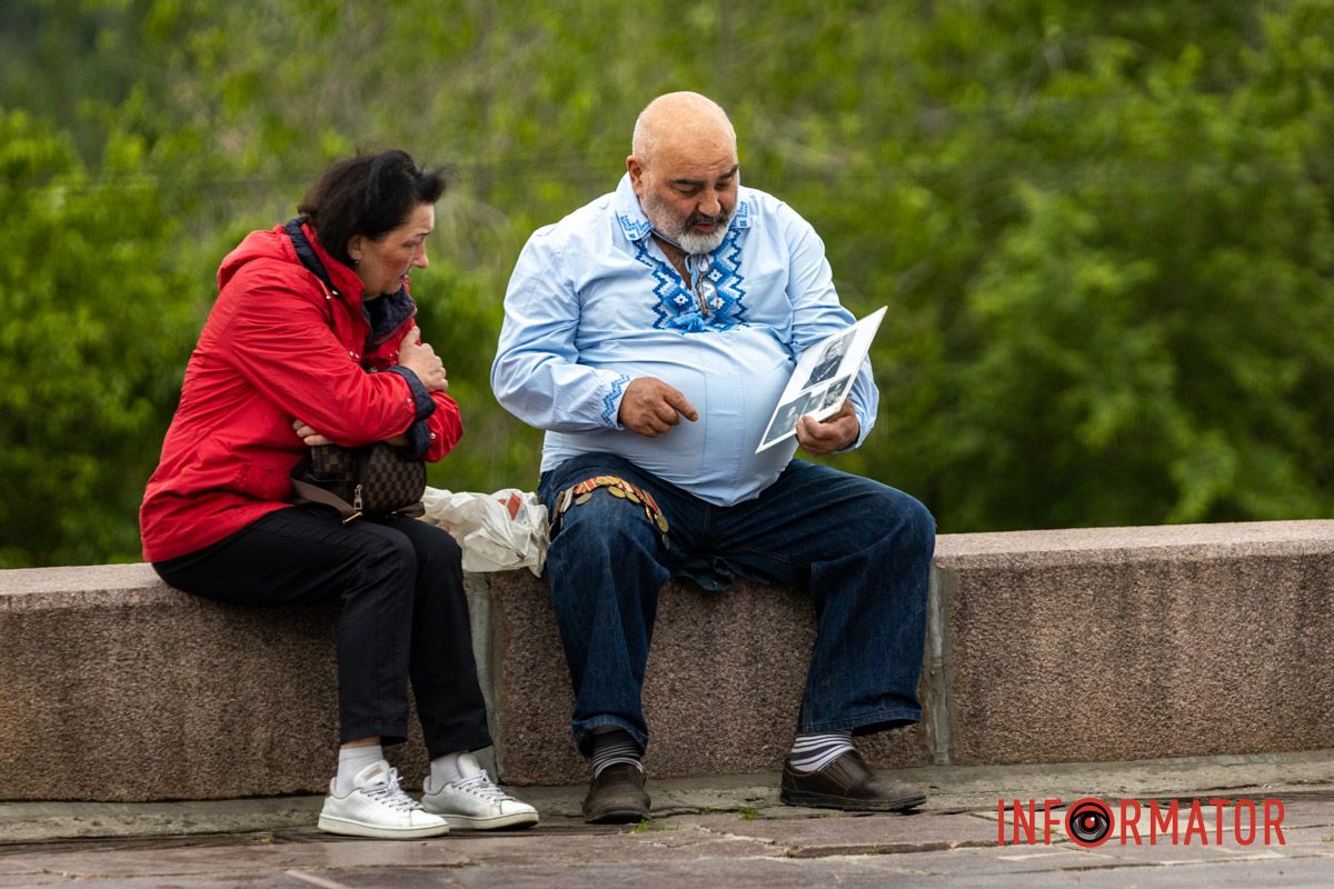 Несколько человек с фото в руках
