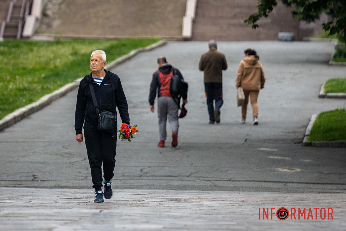 Люди подходят по очереди