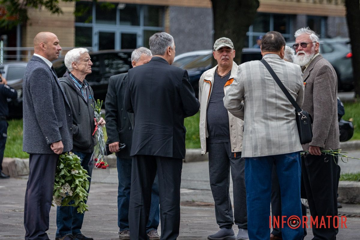 Объятия у памятника